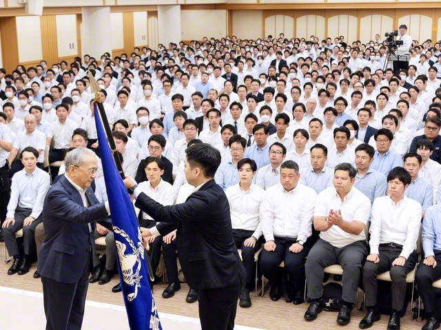 全国代表幹部会では、原田会長から新任の足立男子部長に男子部旗が授与された（金舞会館で）