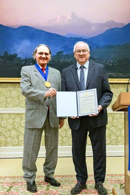 創価世界市民賞を受賞したトーレス氏㊧と、SUAのフィーゼル学長　©Soka　University　of　America