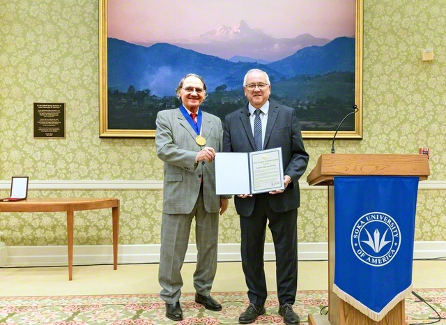 創価世界市民賞を受賞したトーレス氏㊧と、SUAのフィーゼル学長　©Soka　University　of　America