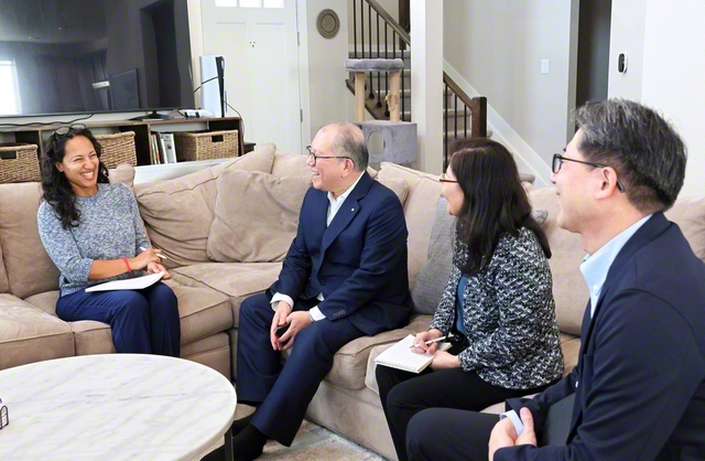 谷川SGI理事長（左から2人目）がフェイ・マシューズさん（左端）の自宅で