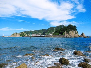 豊後水道に浮かぶ周囲約4キロの保戸島（大分県津久見市）。漁村の風景は地中海を連想させるとも＝大分・庄一利通信員