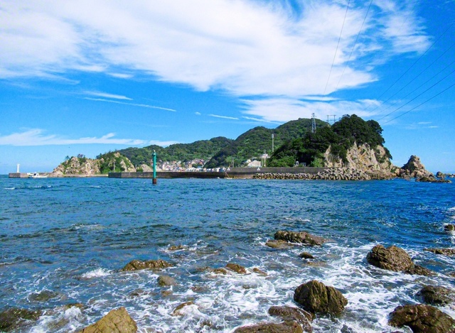 豊後水道に浮かぶ周囲約4キロの保戸島（大分県津久見市）。漁村の風景は地中海を連想させるとも＝大分・庄一利通信員