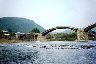 錦川に美しい弧を描く「錦帯橋」。日本を代表する木造橋で、国の名勝に指定される。その歴史ある景観を池田先生がカメラに収めた（1984年10月、山口・岩国市で）