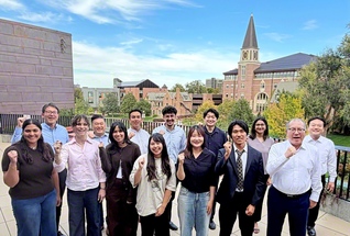 ロッキーマウンテン圏の学生部員らがデンバー大学で記念撮影。アシュナ・マハシュウォリさんは「意義深き時にここで学ぶ使命の深さを感じながら挑戦を続けます」と
