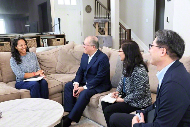 谷川SGI理事長（左から2人目）がフェイ・マシューズさん（左端）の自宅で