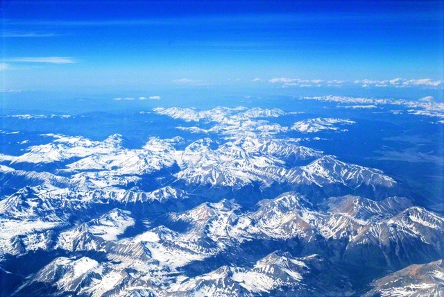 池田先生が30年前のデンバー初訪問の際、機内で撮影した白雪のロッキー山脈。当時、先生は同志に「ロッキーの大山脈のごとく堂々たる人生であっていただきたい」と語った