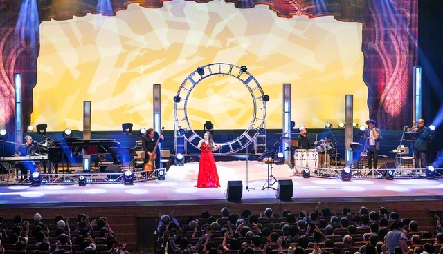 キューバ音楽の魅力を存分に届けたモニカ・メサ氏と、「ホーベネス・クラシコス・デル・ソン」による民音公演（東京・文京シビックホールで）