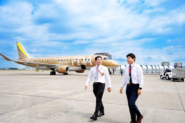 駐機場で語り合う本田社長㊨と小泉青年部長（県営名古屋空港で）※許可を得て撮影