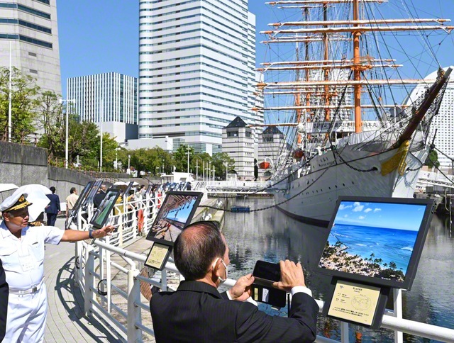 横浜市内で開幕した写真展「波涛を越えて」。海の多彩な表情を収めた作品が並ぶ（日本丸メモリアルパークで）