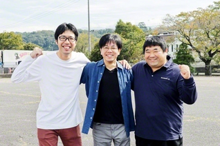 市岡本部長㊥と共に飯田本部の広布を担う赤須地区部長㊨と西林地区部長（10月4日、飯田市内で）