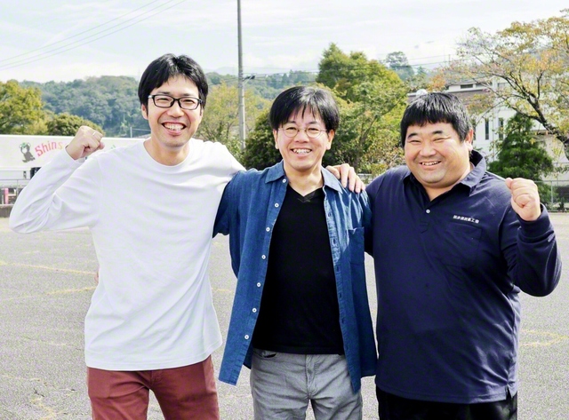 市岡本部長㊥と共に飯田本部の広布を担う赤須地区部長㊨と西林地区部長（10月4日、飯田市内で）