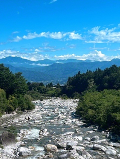 爽やかな青空の下、太田切川の渓流と南アルプスを眺望して（長野県駒ケ根市）＝長野・菅沼美代子通信員