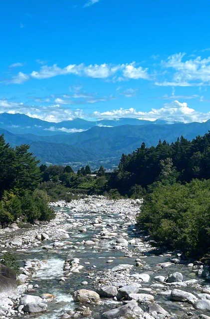 爽やかな青空の下、太田切川の渓流と南アルプスを眺望して（長野県駒ケ根市）＝長野・菅沼美代子通信員