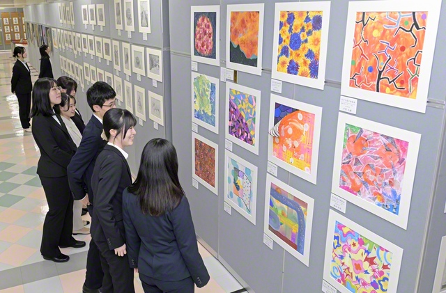創価大学で開幕した創価芸術展。真心と情熱がこもった多彩な作品が並ぶ