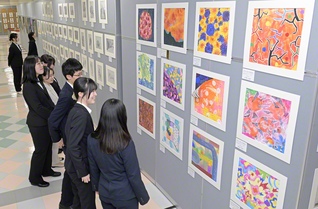 創価大学で開幕した創価芸術展。真心と情熱がこもった多彩な作品が並ぶ