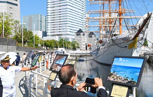 横浜市内で開幕した写真展「波涛を越えて」。海の多彩な表情を収めた作品が並ぶ（日本丸メモリアルパークで）