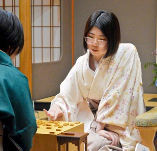 将棋の白玲戦第5局に勝利し、女性初の棋士となる権利を得た西山朋佳女流四冠㊨＝金沢市で