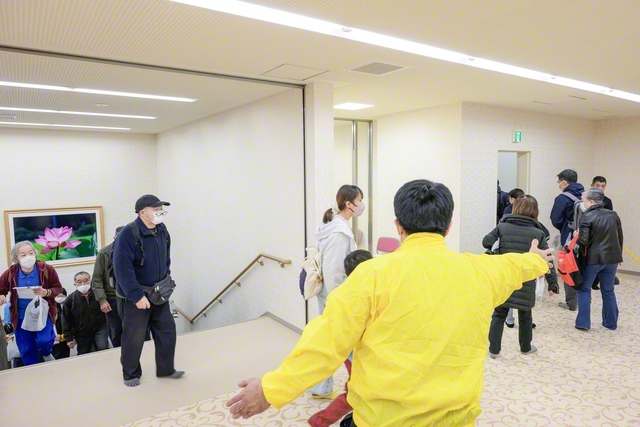 災害時に一時的な避難場所となっている創価学会の会館で行われた、地域の避難訓練（昨年12月、静岡・沼津市で）