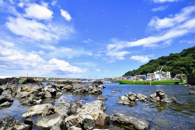 静岡県伊東市の川奈港。日蓮大聖人は伊豆流罪中に「顕謗法抄」「教機時国抄」等を御執筆になったとされる。法難の渦中にあって、大聖人の御胸中には、広宣流布への炎がいや増して燃え盛った