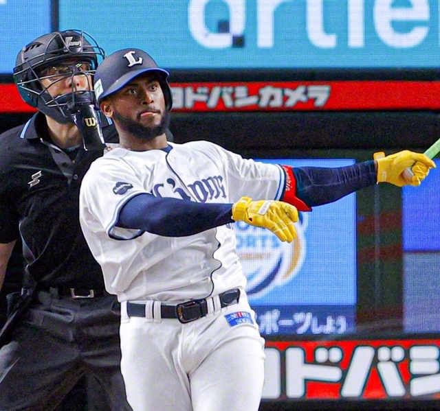 10回、西武のカナリオが左越えにサヨナラ本塁打を放つ