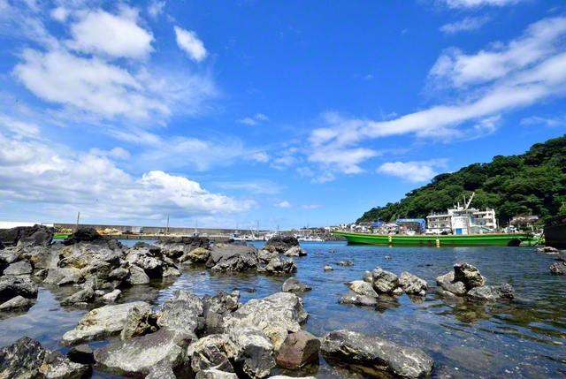 静岡県伊東市の川奈港。日蓮大聖人は伊豆流罪中に「顕謗法抄」「教機時国抄」等を御執筆になったとされる。法難の渦中にあって、大聖人の御胸中には、広宣流布への炎がいや増して燃え盛った
