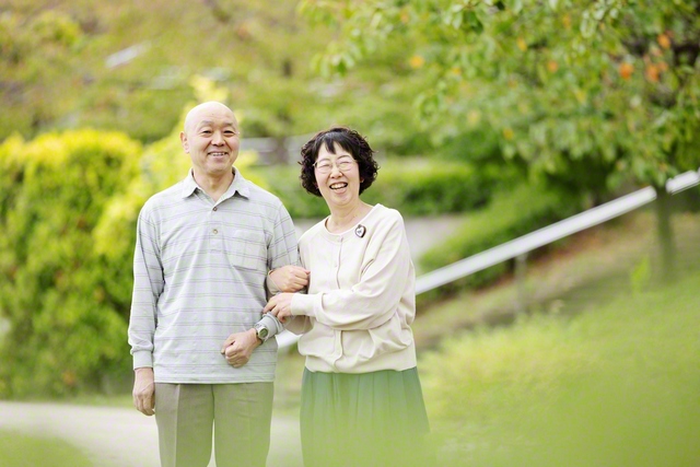 「抗がん剤の副作用で脱毛した時、あなたも丸刈り頭で寂しくなかった」と青木さん㊨。夫・清貴さんとの“夫婦の絆”が、試練を宝に変えていく