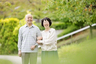 「抗がん剤の副作用で脱毛した時、あなたも丸刈り頭で寂しくなかった」と青木さん㊨。夫・清貴さんとの“夫婦の絆”が、試練を宝に変えていく