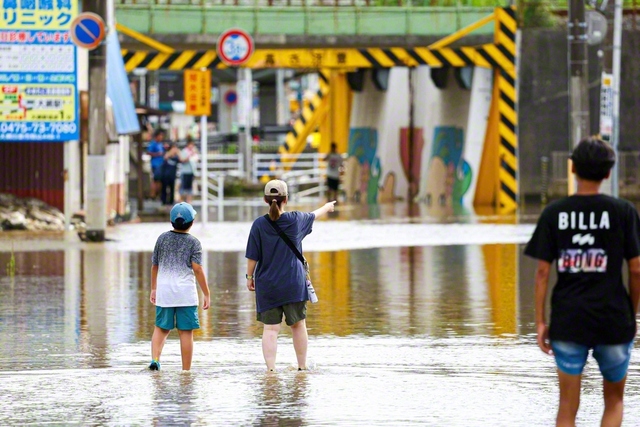 記録的豪雨で冠水した千葉・大網白里市の様子（本年8月、写真＝ロイター/アフロ）