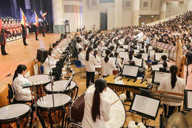 フィナーレでは、パイオニア吹奏楽団の力強い演奏とともに、参加者全員で学生歌を合唱した