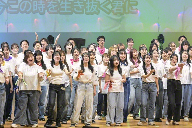 〽幸せこそ君の未来だ――創大ヴォーカルグループが作成した楽曲「幸福（みらい）へ」を有志が合唱