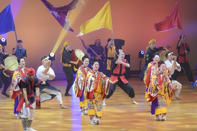 沖縄舞踊のクラブ「イチャリバチョーデーズ」が“皆、きょうだい”との平和への思いを込めて演舞