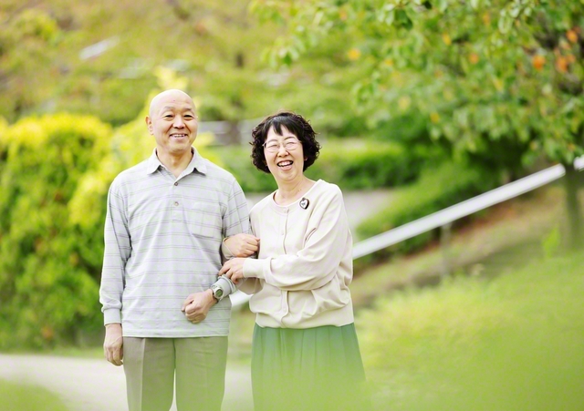 「抗がん剤の副作用で脱毛した時、あなたも丸刈り頭で寂しくなかった」と青木さん㊨。夫・清貴さんとの“夫婦の絆”が、試練を宝に変えていく