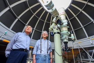 佐治晴夫さん㊨と矢崎節夫さん