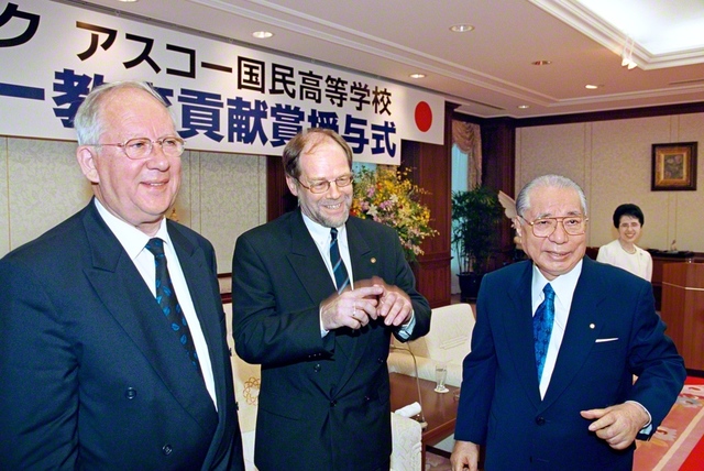 デンマークの名門・アスコー国民高等学校のヘニングセン元校長（左端）、ドックヴァイラー校長（当時、左から2人目）と語り合う池田先生。席上、同校から第1号の「アスコー教育貢献賞」が先生に贈られた（2000年9月、旧・聖教新聞本社で）