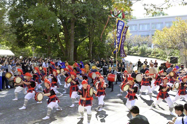 オープニングパレードに出演した沖縄舞踊のクラブ「イチャリバチョーデーズ」