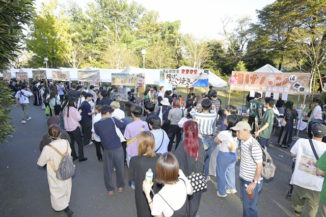 多彩な模擬店が来場者を迎える