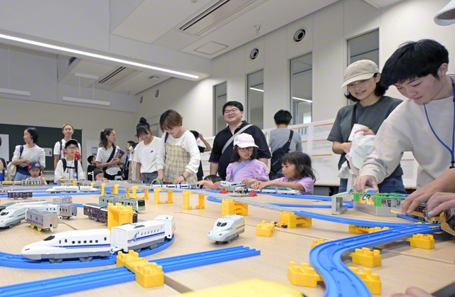 たくさんの子どもたちでにぎわった創大の鉄道研究会の展示