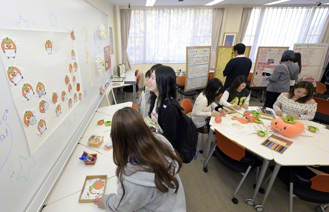 女子短大の青野ゼミでは、「時の蘇生・柿の木プロジェクト」の取り組みなどを紹介。平和への思いを伝えた