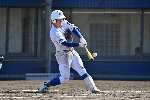 七回表、主将の5番・中島（2年）が試合を決める2点適時二塁打を放つ