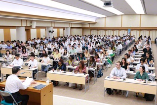 SGI青年研修会で、「大阪の戦い」70周年の講義を行う池田主任副会長（9月4日、東京・新宿区の金舞会館で）