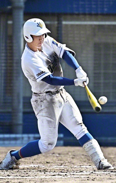 七回表、主将の5番・中島（2年）が試合を決める2点適時二塁打を放つ