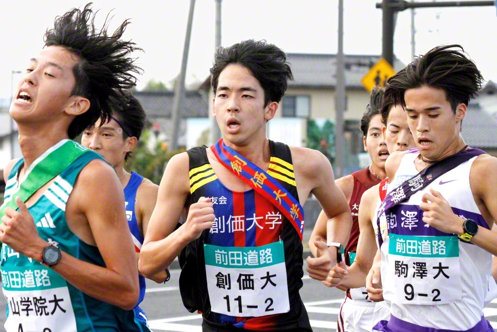 最上級生の自覚と責任を胸に、最後の出雲路に挑んだ2区・織橋選手（中央）。区間2位で走り、チームを鼓舞した（出雲市内で）