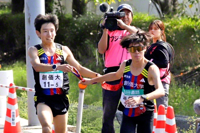 5区・山口選手㊧から6区・小池選手にタスキリレー