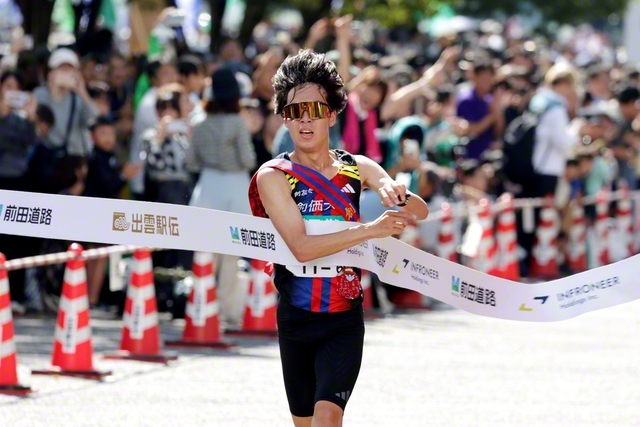 9位でゴールしたアンカーの小池選手（出雲ドーム前で）