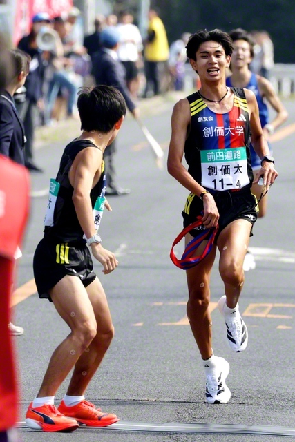 初出走ながら冷静なレース運びを見せた4区・村上選手㊨