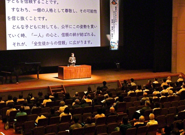 愛媛・松前町で開かれた四国人間教育実践報告大会。教育部の代表による演奏が集いに花を添えた