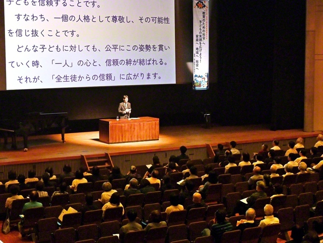愛媛・松前町で開かれた四国人間教育実践報告大会。教育部の代表による演奏が集いに花を添えた