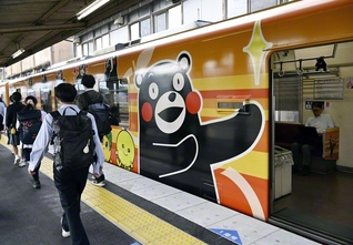 熊本県八代駅で「肥薩おれんじ鉄道」を利用する人たち