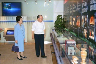 1997年9月22日、オープンしたばかりの民音文化センターを初訪問する池田先生ご夫妻（東京・信濃町で）
