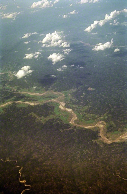 1997年10月、池田先生は移動の機中からミャンマーの山河を撮影。かつて先生はつづった。「長兄のビルマでの戦死が確定的となった時、私は兄の胸のポケットに、はいっていたであろう一枚の鏡を思い出さずにはいられなかった」
